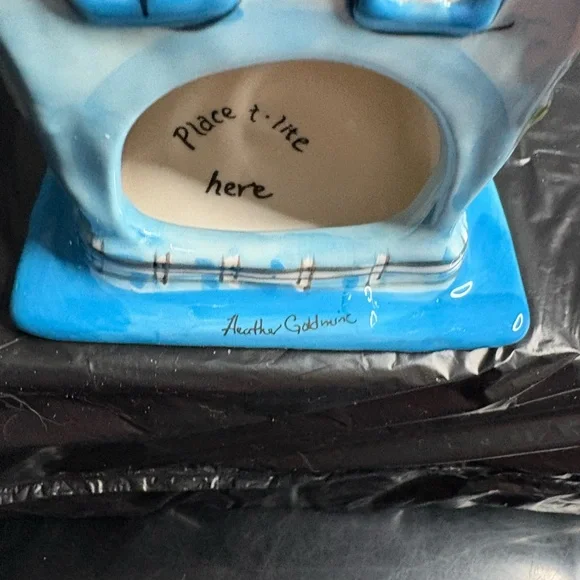 Blue sky “Peace” house tea-light candle holder - Picture 6 of 6